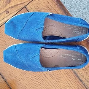 Toms W8.5 slip on shoe